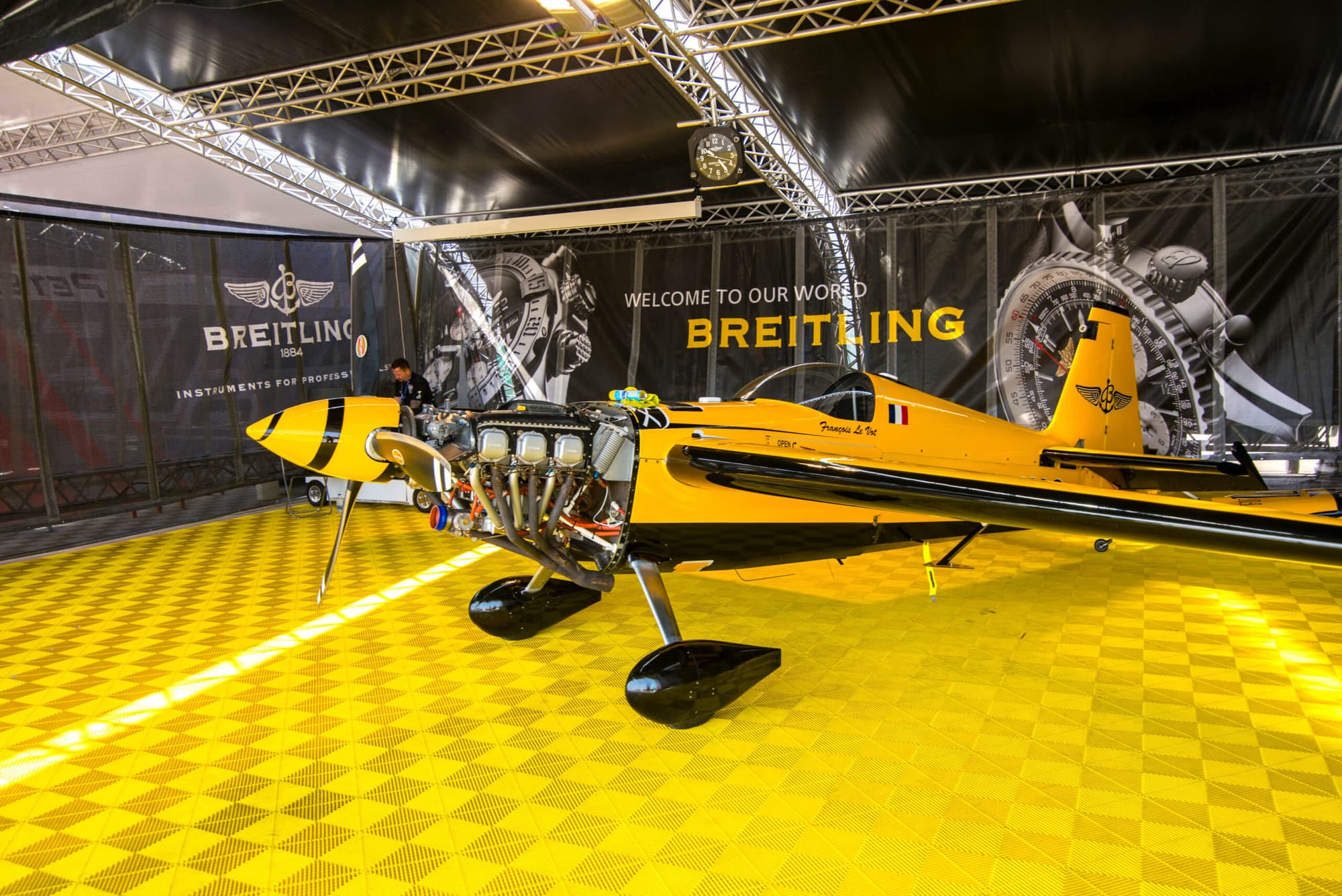 hangar-avion-ribtrax-pro-jaune-swisstrax-scaled