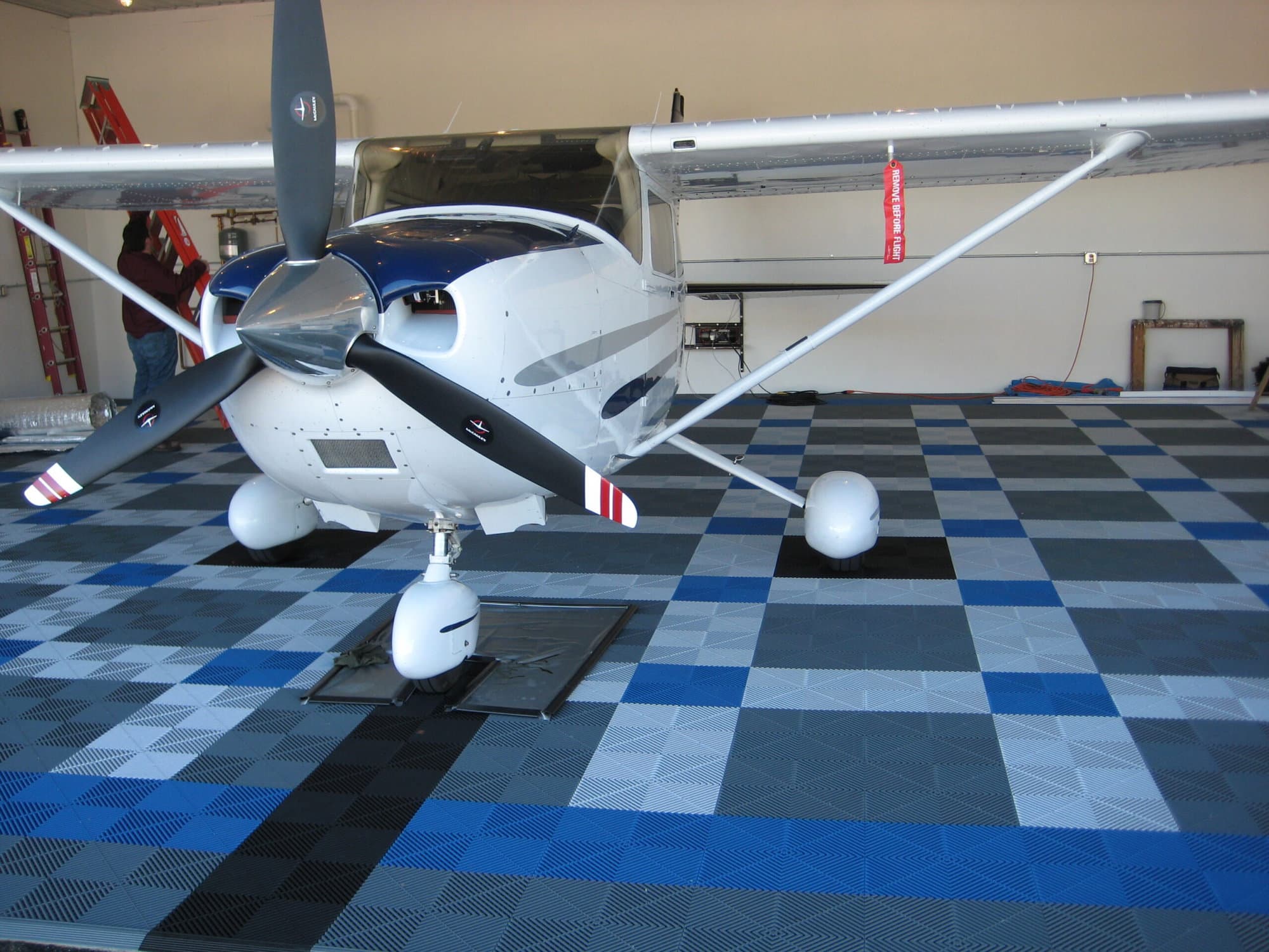 hangar-avion-swisstrax-ribtrax-pro-scaled