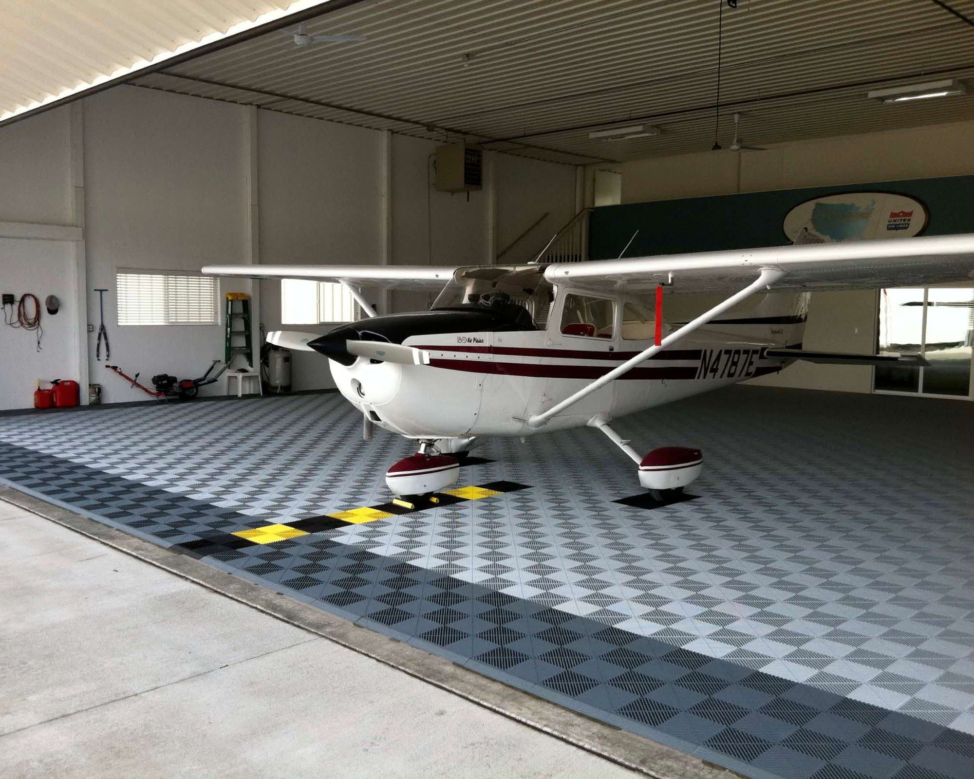 revetement-de-sol-pour-hangar-aviation-swisstrax-europe (1)